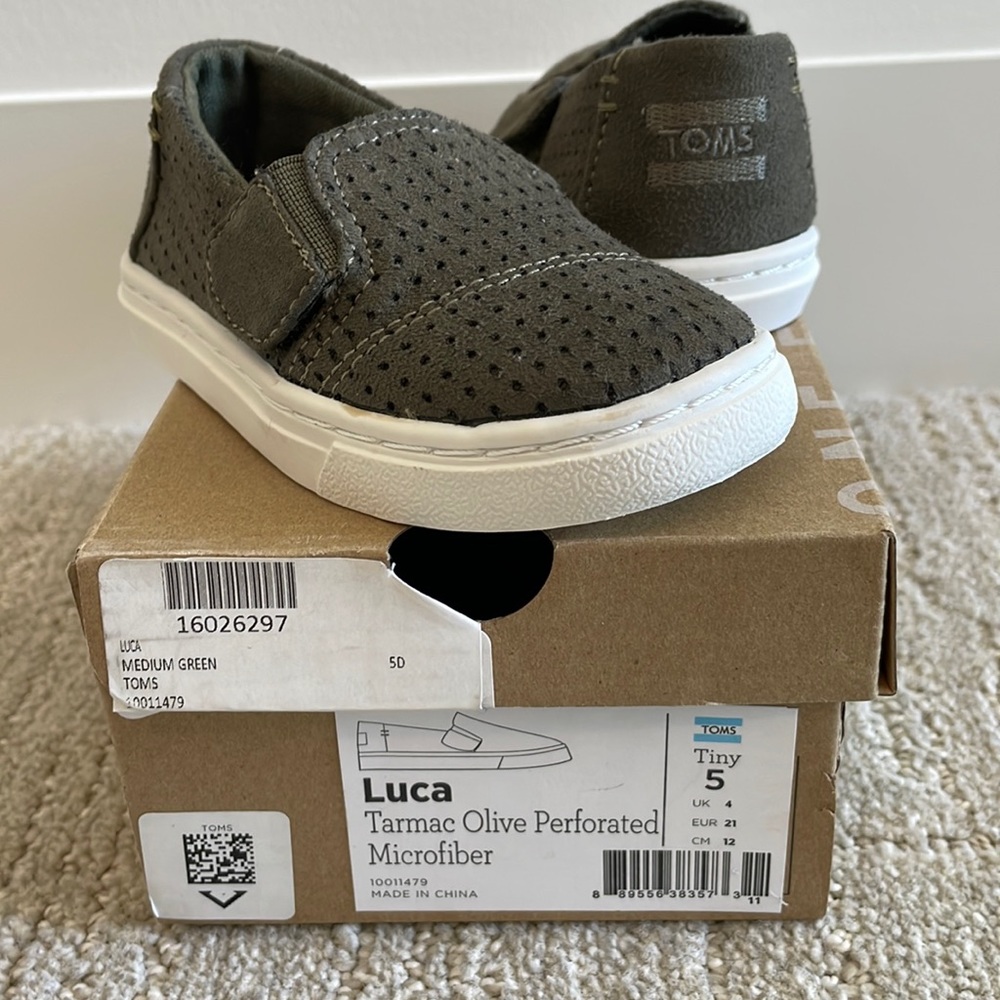 Toms Luca: Tarmac Olive Perforated Tiny 5